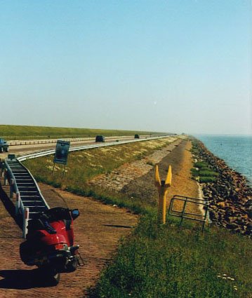 afsluitdijk.jpg (39952 bytes)