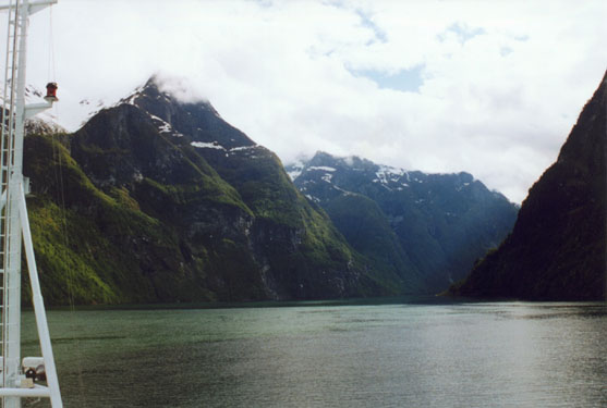 naerofjord1.jpg (37337 bytes)