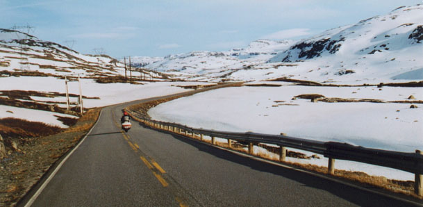 snowroad.jpg (46915 bytes)